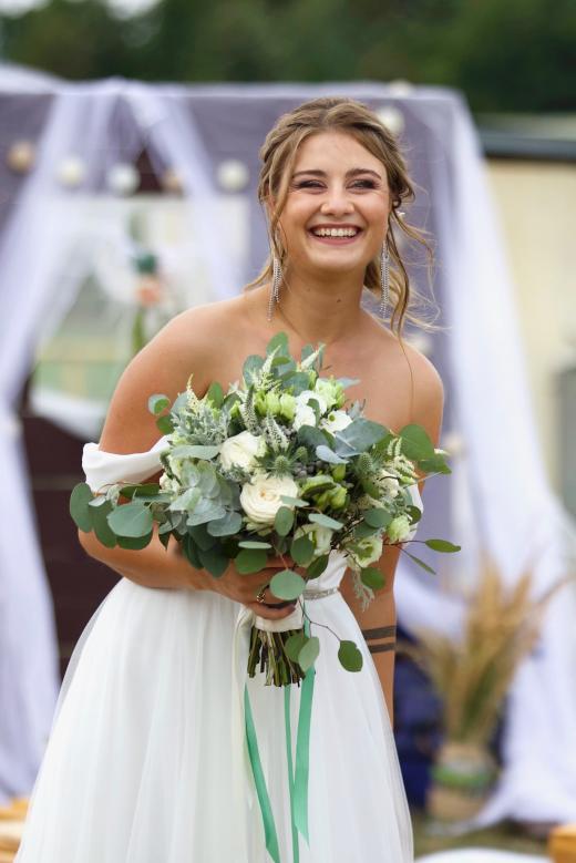 Svatební foto - nevěsta s kyticí